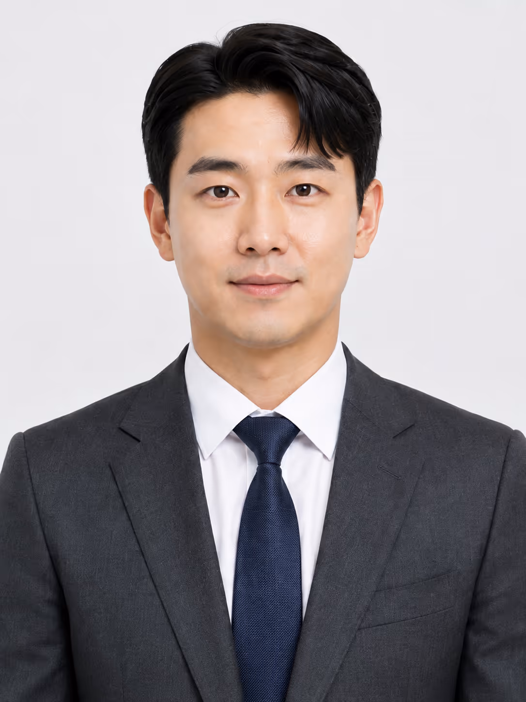 회색 정장에 네이비 넥타이를 맨 남성의 합성 인물 사진