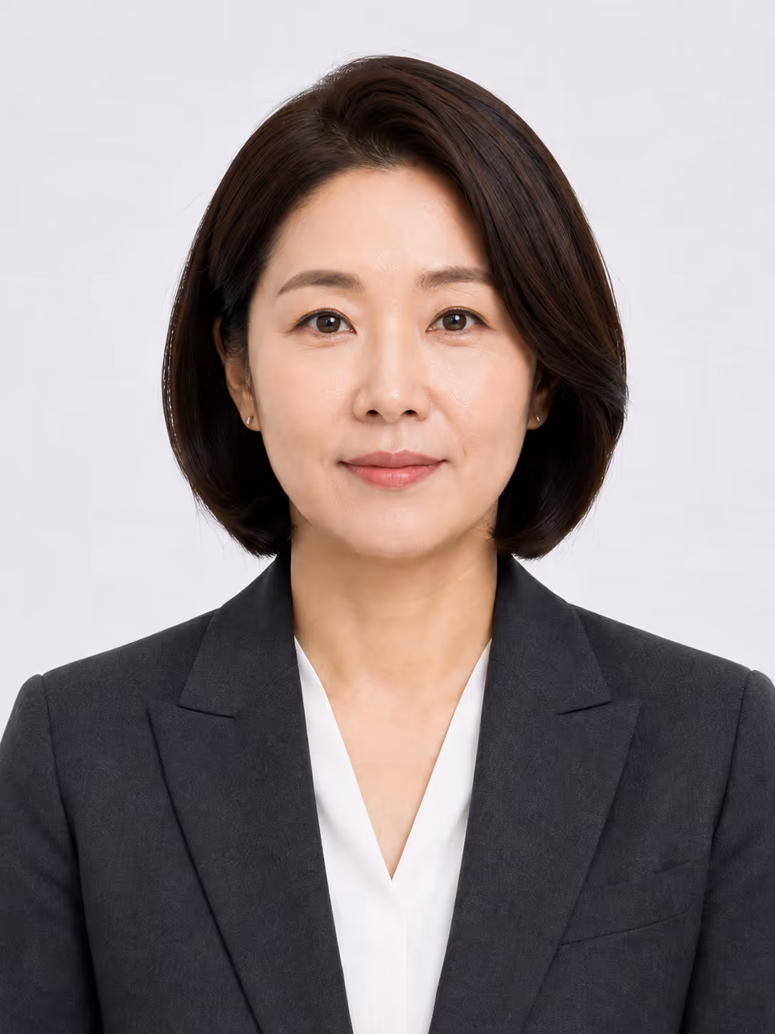 단발머리에 회색 재킷을 입은 여성의 합성 인물 사진