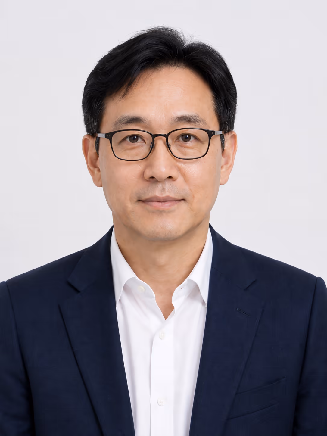 안경을 쓰고 네이비 재킷을 입은 남성의 합성 인물 사진
