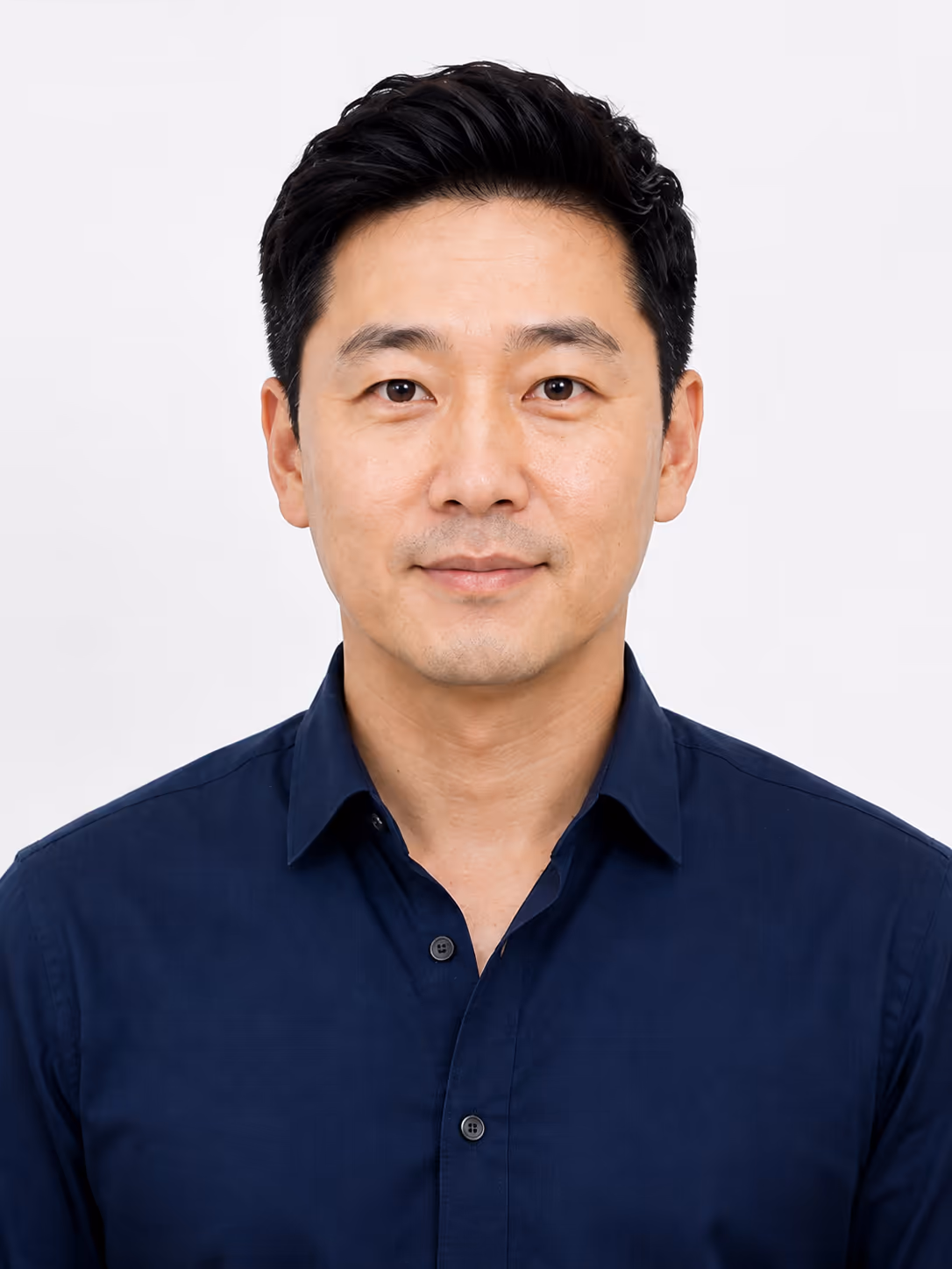짧은 머리에 네이비 셔츠를 입은 남성의 합성 인물 사진