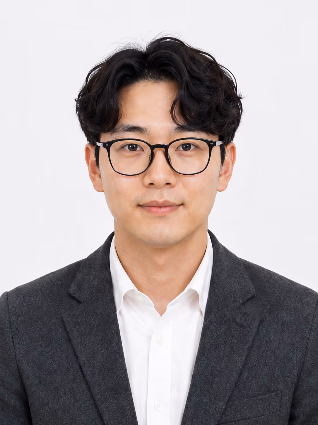 웨이브 머리에 검은 안경과 회색 재킷을 입은 남성의 합성 인물 사진